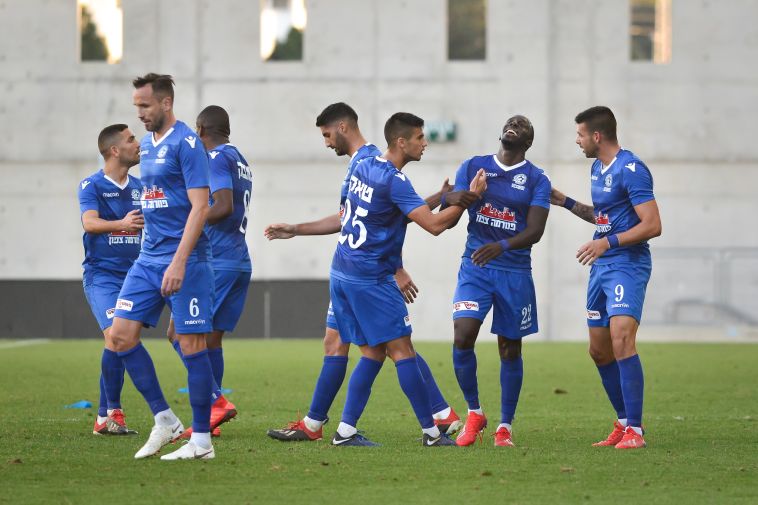 שחקני מכבי פתח תקווה חוגגים. לוזון ישמור על מאזן מושלם? (אריאל שלום)