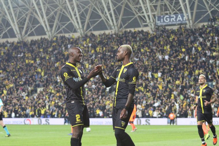 פלומיין וקונטה. ספגו גילויי גזענות מכוערים (עדי אבישי)