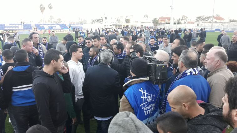 אוהדי הפועל פתח תקווה על כר הדשא. "לא ייתכן שילדים שמגיעים לעודד את קבוצתם חוזרים עם טראומה" (צילום: באדיבות אלון חכמון) אוהדי הפועל פתח תקווה על כר הדשא. "לא ייתכן שילדים שמגיעים לעודד את קבוצתם חוזרים עם טראומה" (צילום: באדיבות אלון חכמון)