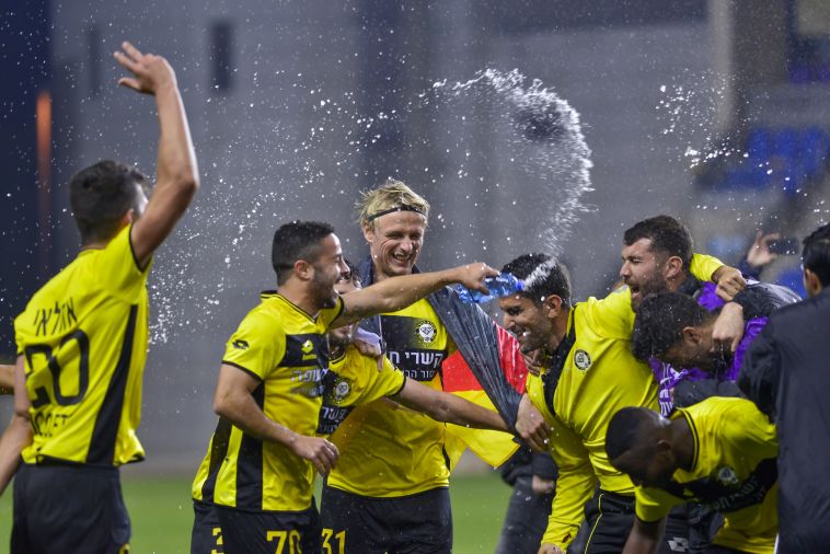 הויבך חוגג עם חבריו. 