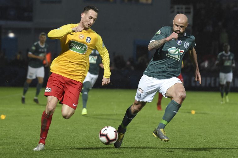 ג'רמי בילי מויטרה מנסה לעבור את ניקולאס פאלוייס