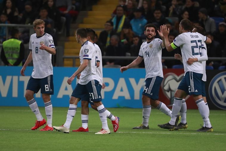 שחקני נבחרת רוסיה חוגגים. ניצחון ראשון לאחר שלושה הפסדים רצופים (Gettyiamges)