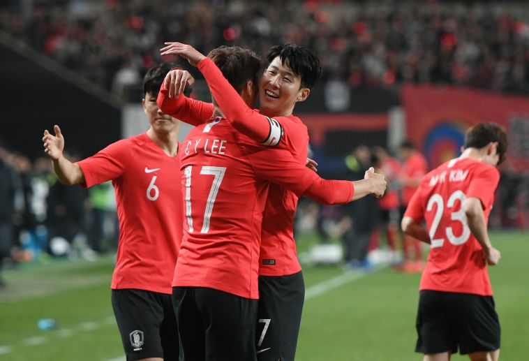 שחקני נבחרת קוריאה חוגגים. עדיין לא סופרים אותם (AFP)