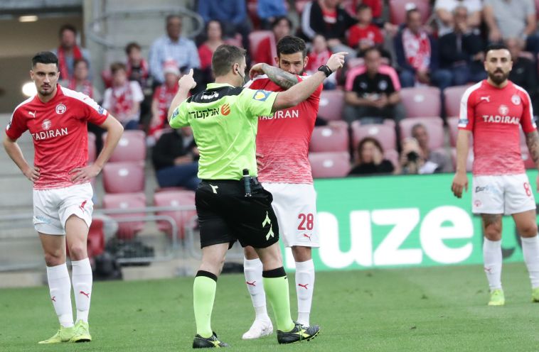 שלום בן אברהם. התלבט הרבה ונעזר ב-VAR לפני שהכריע (דני מרון)