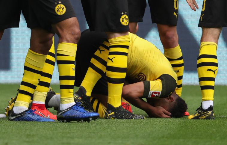 סאנצ'ו על ברכיו לאחר שחפץ פגע בראשו. כמה רחוק ילכו אוהדי שאלקה? (AFP)