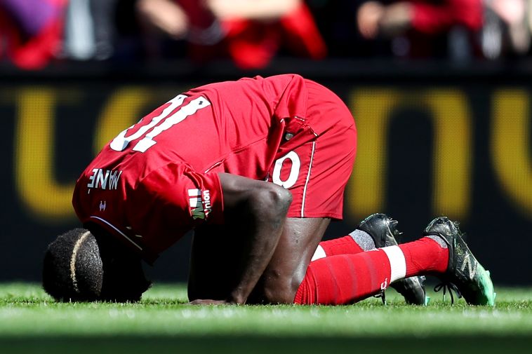 באחת החגיגות המפורסמות שלו אחרי שער. 