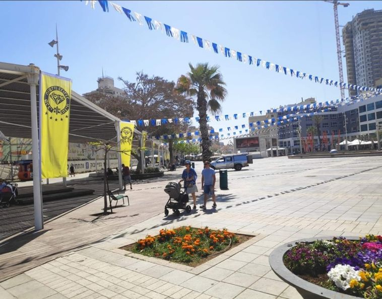 דגלים בכיכר. כל העיר ערוכה (צילום: תומר חבז) דגלים בכיכר. כל העיר ערוכה (צילום: תומר חבז)