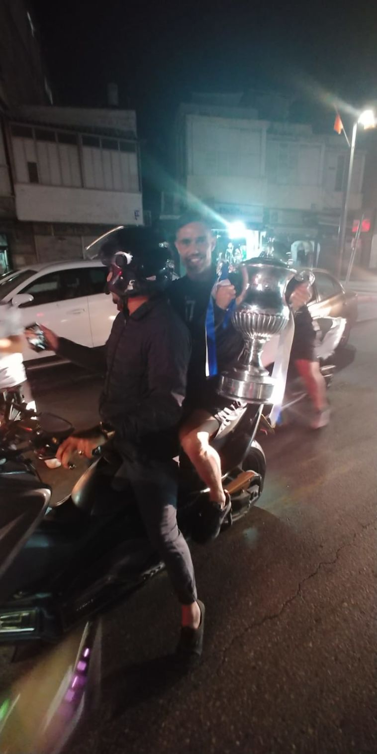 סיבוב הניצחון של איציק עזוז (רענן ברנובסקי) סיבוב הניצחון של איציק עזוז (רענן ברנובסקי)