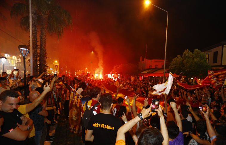 אוהדי גלאטסראיי מבעירים את איסטנבול (AFP)