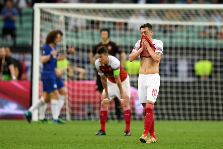 אוזיל בסיום. האוהדים דורשים את עזיבתו (Gettyimages) אוזיל בסיום. האוהדים דורשים את עזיבתו (Gettyimages)