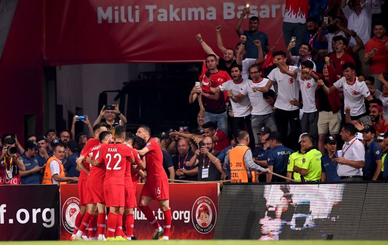 שחקני נבחרת טורקיה חוגגים. מחצית מדהימה (FRANCK FIFE/AFP/Getty Images)