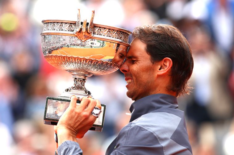 רפאל נדאל אוחז בגביע בהתרגשות (Clive Brunskill/Getty Images)