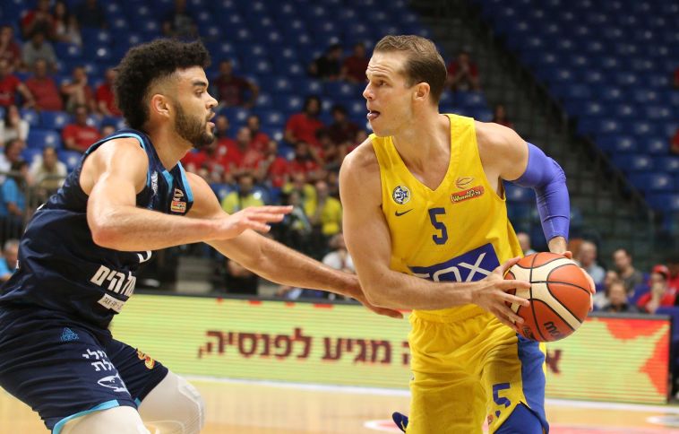 מייקל רול. עלה בדקות האחרונות במטרה אחת: לקלוע כמה שיותר (עדי אבישי) מייקל רול. עלה בדקות האחרונות במטרה אחת: לקלוע כמה שיותר (עדי אבישי)