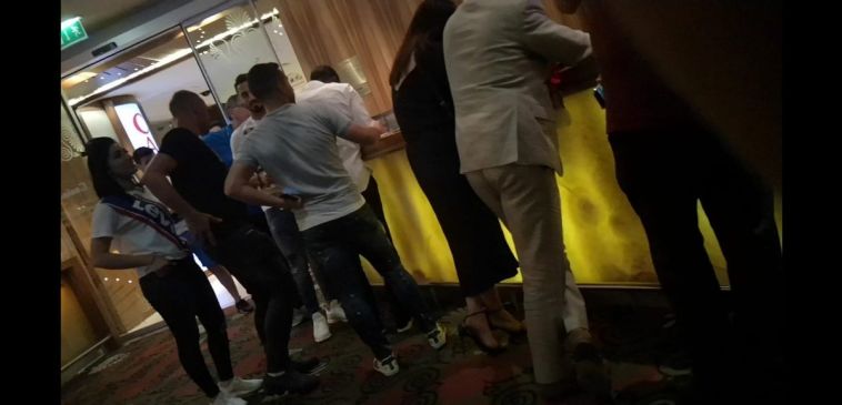 שחקני הנבחרת שצלומו בקזינו. "זה נתון להרבה פרשנויות" (טוויטר) שחקני הנבחרת שצלומו בקזינו. "זה נתון להרבה פרשנויות" (טוויטר)
