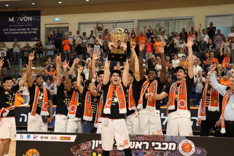 שחקני ראשל"צ מניפים את גביע ווינר. לא ידעו מה עומד לבוא בהמשך (עדי אבישי)
