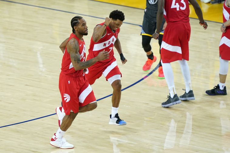 קוואי לאונרד. פשוט יורד להגנה (Thearon W. Henderson/Getty Images)