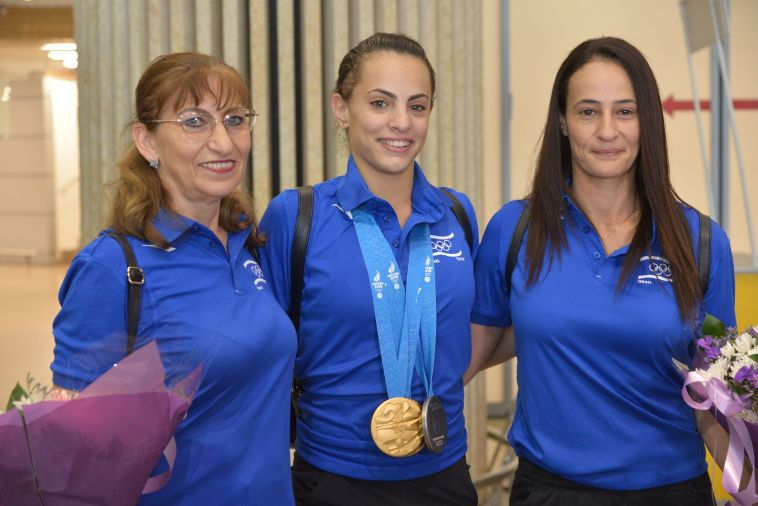 אשרם עם המאמנות שלה, איילת זוסמן ולנה קופילנקו. (אריאל שלום)