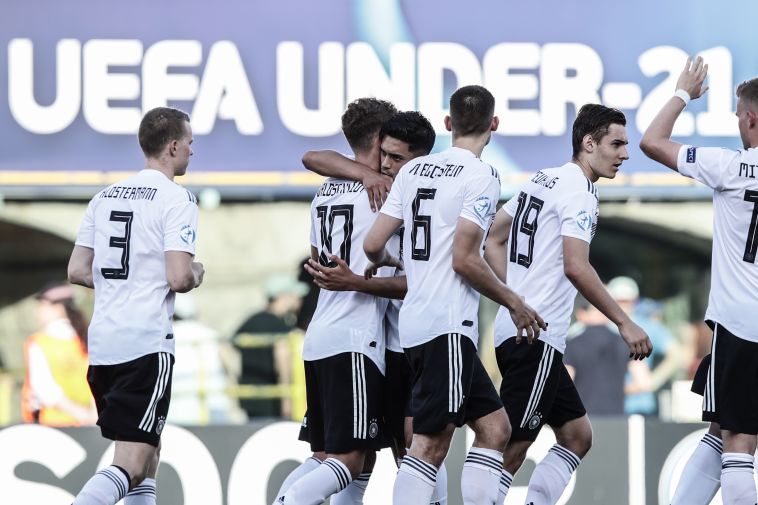 שחקני נבחרת גרמניה מברכים את וולדשמידט (ISABELLA BONOTTO/AFP/Getty Images)