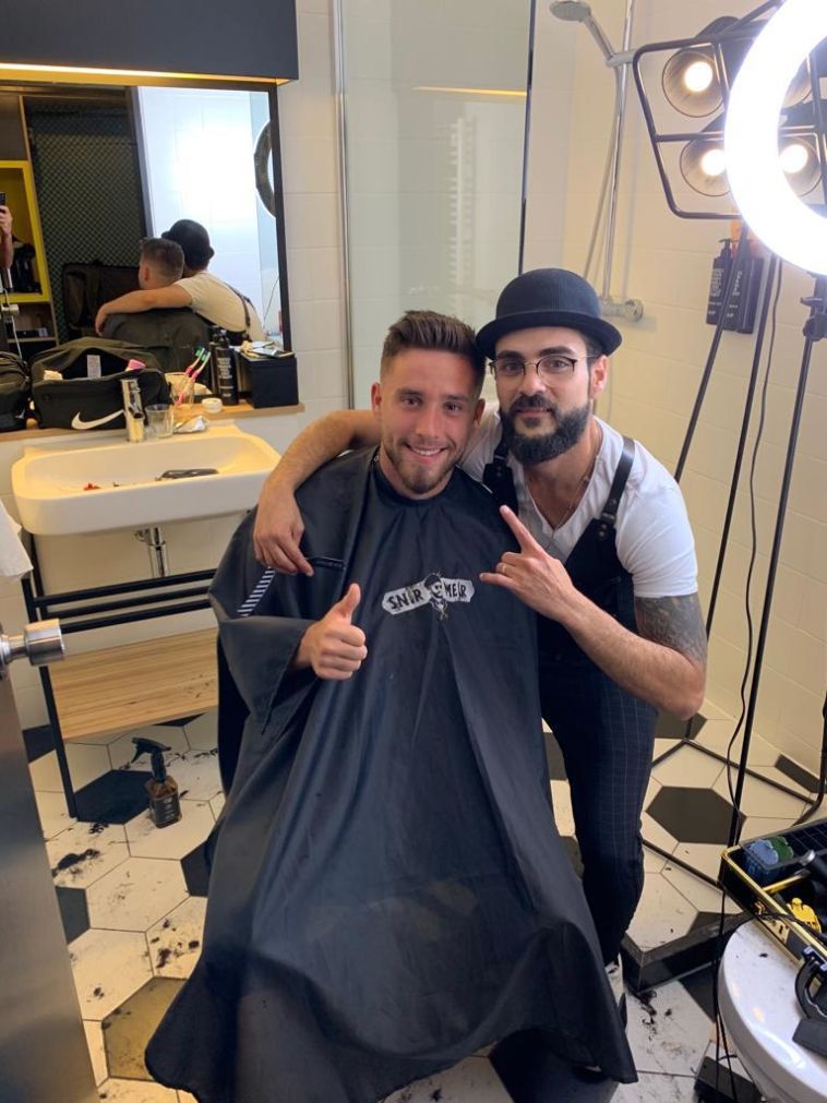 עופרי ארד מבסוט מהתספורת שקיבל משניר (אור גפן יחסי ציבור)