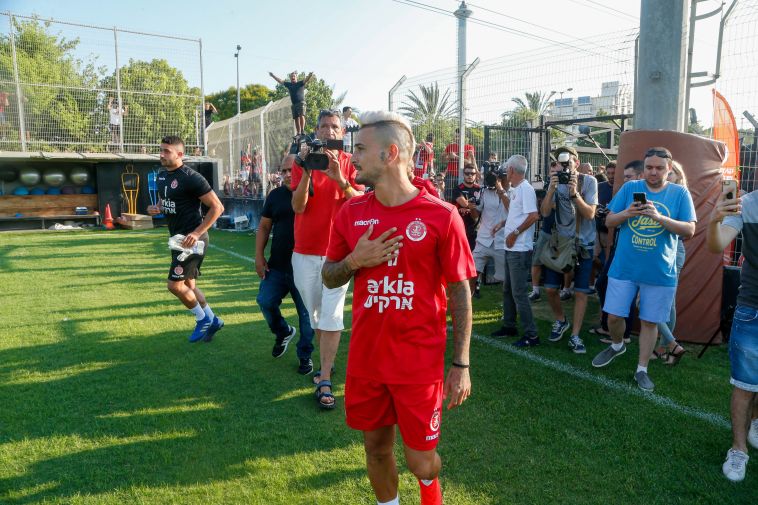 בוזגלו באימון הפתיחה (יוני אריאלי) בוזגלו באימון הפתיחה (יוני אריאלי)