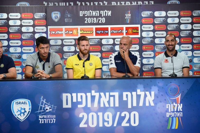 מסיבת העיתונאים. "מערכת היחסים בין הקבוצות היא תחרות ספורטיבית בריאה" (אריאל שלום) מסיבת העיתונאים. "מערכת היחסים בין הקבוצות היא תחרות ספורטיבית בריאה" (אריאל שלום)