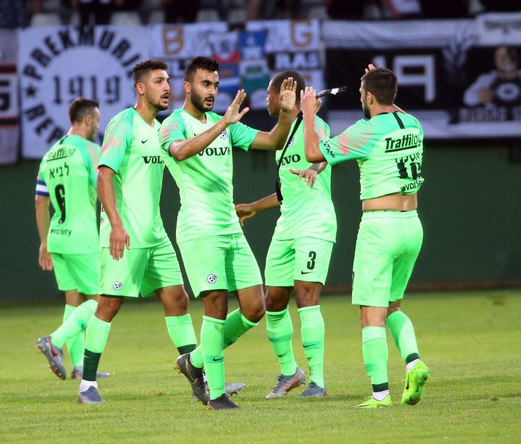 שחקני מכבי חיפה חוגגים. הערב משחק (אודי ציטיאט)