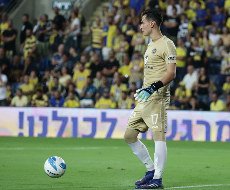 יאניוטיס. בכורה רשמית במדים הצהובים (דני מרון) יאניוטיס. בכורה רשמית במדים הצהובים (דני מרון)