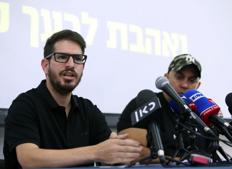 חוגג במסיבת העיתונאים עם לה פמיליה. 