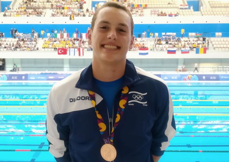 חוזר לארץ עם מדליית ארד. השחיין הישראלי אדם מראענה. (הוועד האולימפי בישראל)