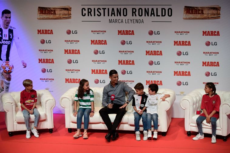 רונאלדו בראיון עם הילדים. 