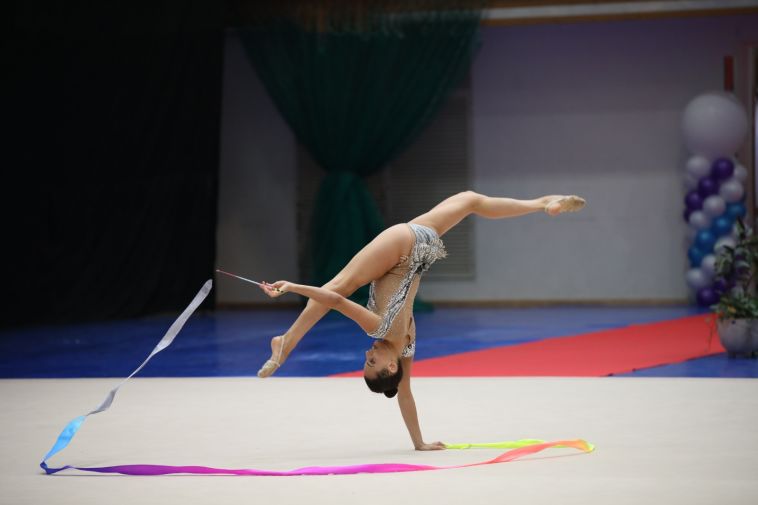 אשרם בתרגיל הסרט. שלטה בכל תזוזה של המכשיר (מאיה ביאליק)