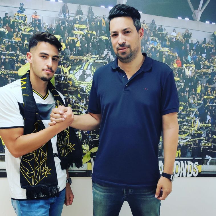 כישרון מבטיח הצטרף לנתניה. רועי מרדכי במעמד החתימה (ספורט1)