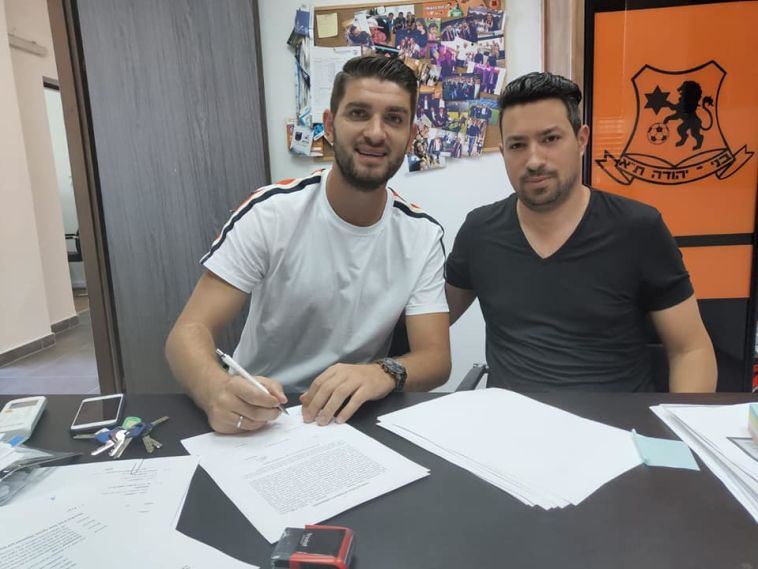 ילבש כתום. פנישי במעמד החתימה, עם סוכנו אדם קידן. (בני יהודה, רשמי)