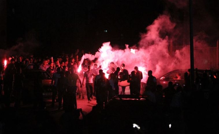 אוהדי נפטצ'י מבעירים את הכניסה לאצטדיון. בני יהודה תתמודד? (צילום: האתר הרשמי) אוהדי נפטצ'י מבעירים את הכניסה לאצטדיון. בני יהודה תתמודד? (צילום: האתר הרשמי)