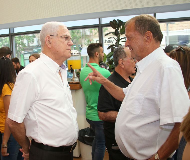 שחר עם בעלי קריית שמונה איזי שרצקי. "לכולנו מחלקות נוער וכולנו מוציאים הרבה כסף" (עדי אבישי) שחר עם בעלי קריית שמונה איזי שרצקי. "לכולנו מחלקות נוער וכולנו מוציאים הרבה כסף" (עדי אבישי)