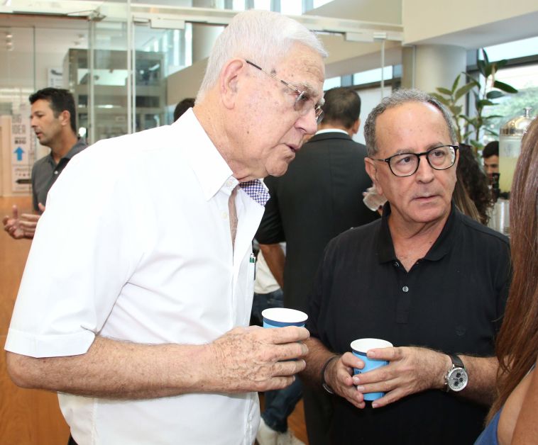 שחר. "אני יכול לעשות הכל בקבוצה, אבל את הפנדל לא אני בועט" (עיד אבישי) שחר. "אני יכול לעשות הכל בקבוצה, אבל את הפנדל לא אני בועט" (עיד אבישי)