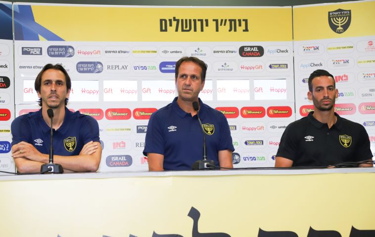 במסיבת העיתונאים. "אני ויוסי עושים הכל בשיתוף פעולה מלא" (דני מרון) במסיבת העיתונאים. "אני ויוסי עושים הכל בשיתוף פעולה מלא" (דני מרון)