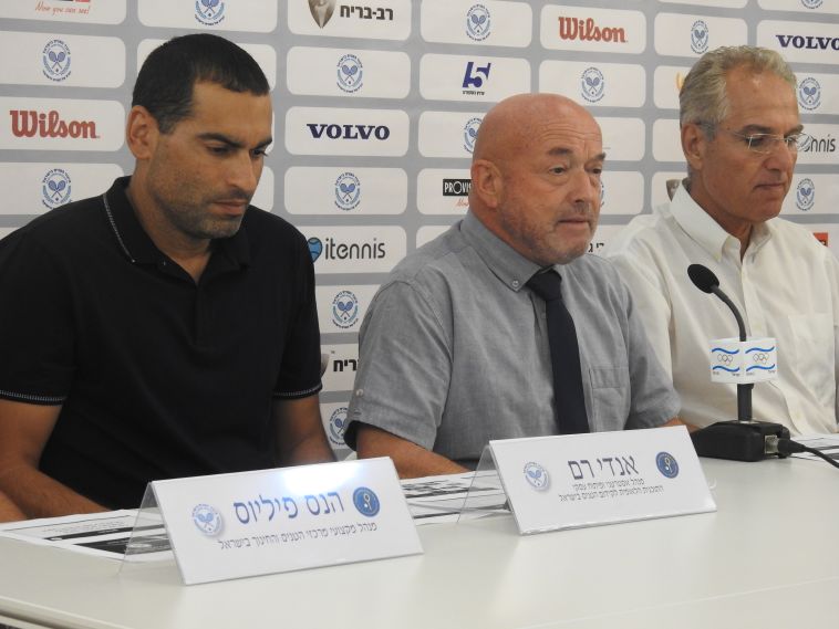 אנדי רם עם מנכ"ל ויו"ר האיגוד במסיבת העיתונאים. (איגוד הטניס בישראל)