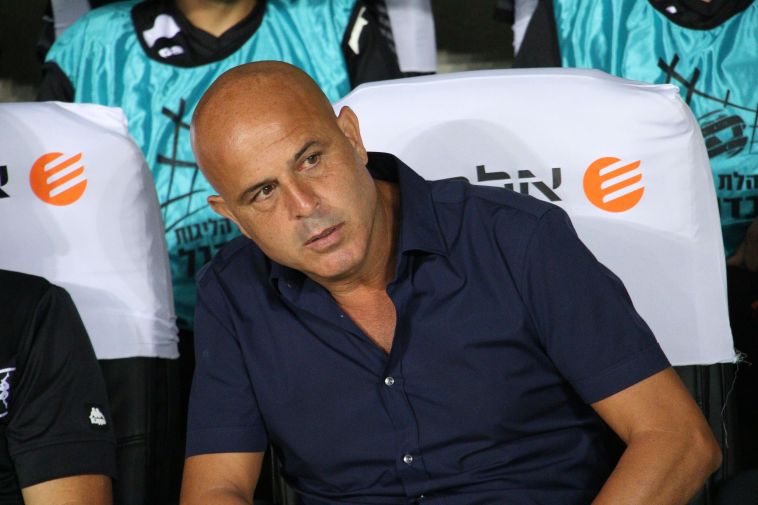 "הוא שם לב לכל פרט". יוסי אבוקסיס (עדי אבישי)