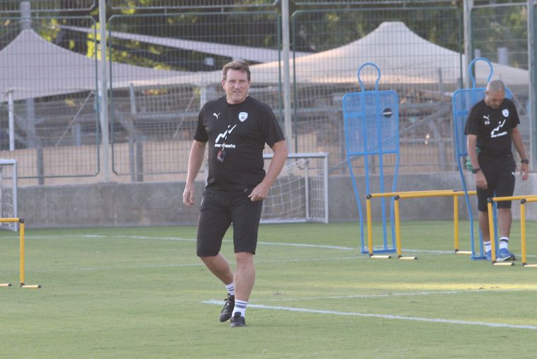 הרצוג. "לא נתרץ למה ההוא שיחק לא טוב ולמה ההוא לא שיחק" (עדי אבישי) הרצוג. "לא נתרץ למה ההוא שיחק לא טוב ולמה ההוא לא שיחק" (עדי אבישי)