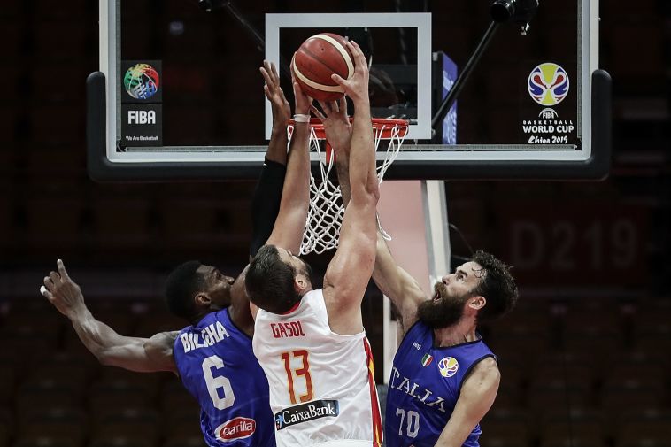 גאסול מנסה להטביע על דאטומה וביליגה. (Wang He/Getty Images)