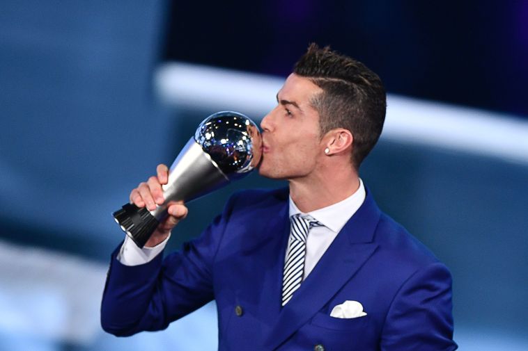 כריסטיאנו רונאלדו. זכה בגביע ששווה הרבה כסף(FABRICE COFFRINI/AFP/Getty Images)