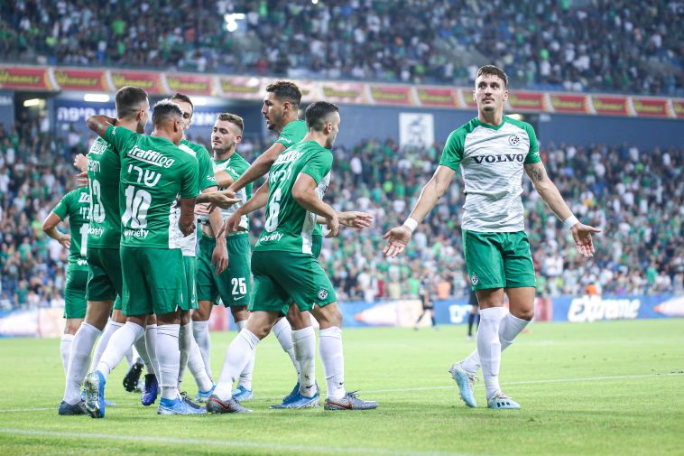 חוגג עם חבריו לקבוצה. "אסור לשחרר אותו בתכלית האיסור" (מאור אלקסלסי) חוגג עם חבריו לקבוצה. "אסור לשחרר אותו בתכלית האיסור" (מאור אלקסלסי)