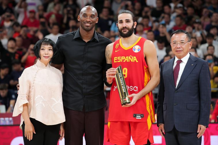 ריקי רוביו. מקבל את הגביע מקובי בראיינט( Lintao Zhang/Getty Images)