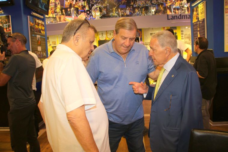 יצליחו לחזור לצמרת היורוליג? היו"ר שמעון מזרחי עם שותפיו לבעלות, אודי רקנאטי ודיוויד פדרמן (עדי אבישי)