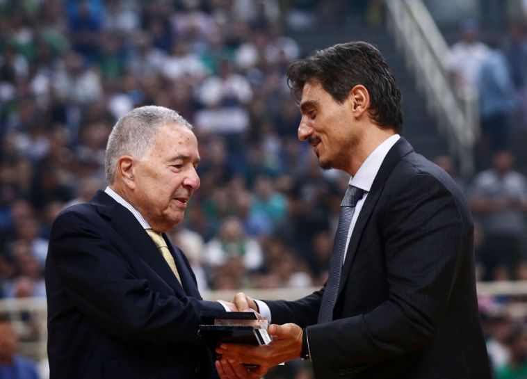 ינאקופולוס עם שמעון מזרחי. יעזוב את היורוליג (באדיבות פנאתינייקוס)