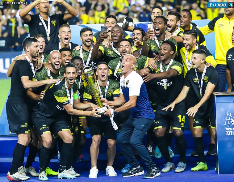 הנפת הגביע. שחקני בית