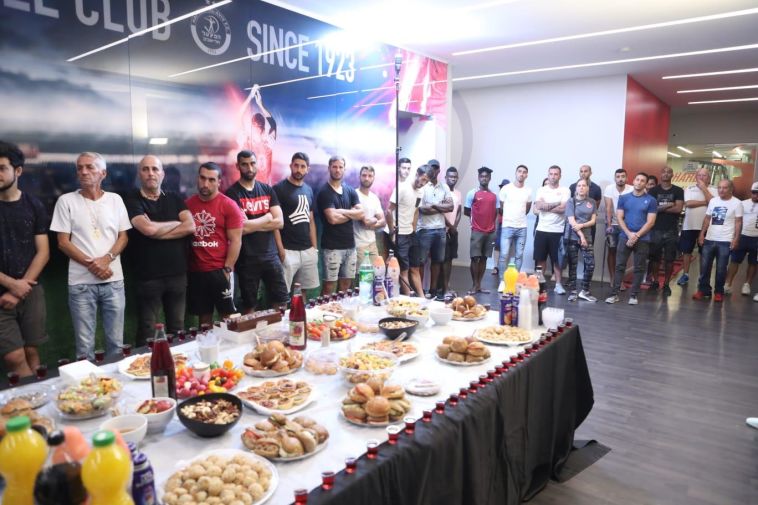 שחקני הפועל תל אביב. "מרימים כוסית במועדון מפואר" (הפועל תל אביב, רשמי) שחקני הפועל תל אביב. "מרימים כוסית במועדון מפואר" (הפועל תל אביב, רשמי)