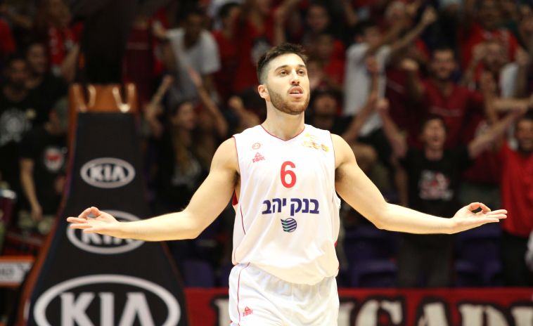 תמיר בלאט. שלשה קריטית שלו לקראת סיום המשחק (עדי אבישי) תמיר בלאט. שלשה קריטית שלו לקראת סיום המשחק (עדי אבישי)