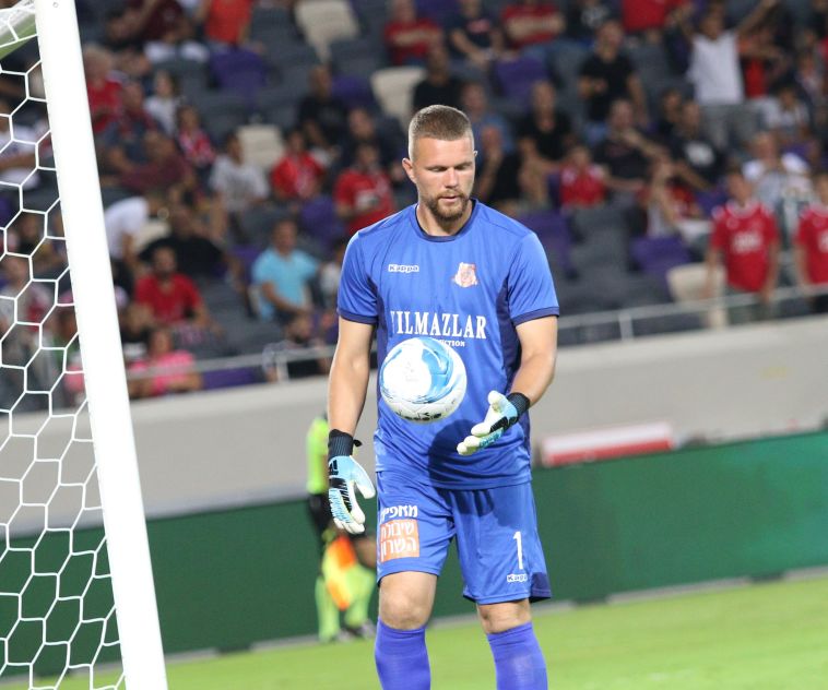 זובאס. אמנם ספג, אבל עצר שני פנדלים אחד אחרי השני (עדי אבישי)